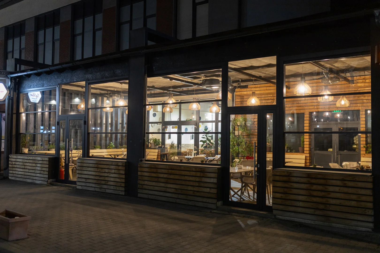 Intrarea restaurantului La Nino Huedin